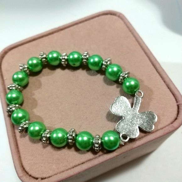 ☘️St. Patrick's Day☘️Stretch Bracelet with Green Pearls and 1 Shamrock … - Picture 6 of 16